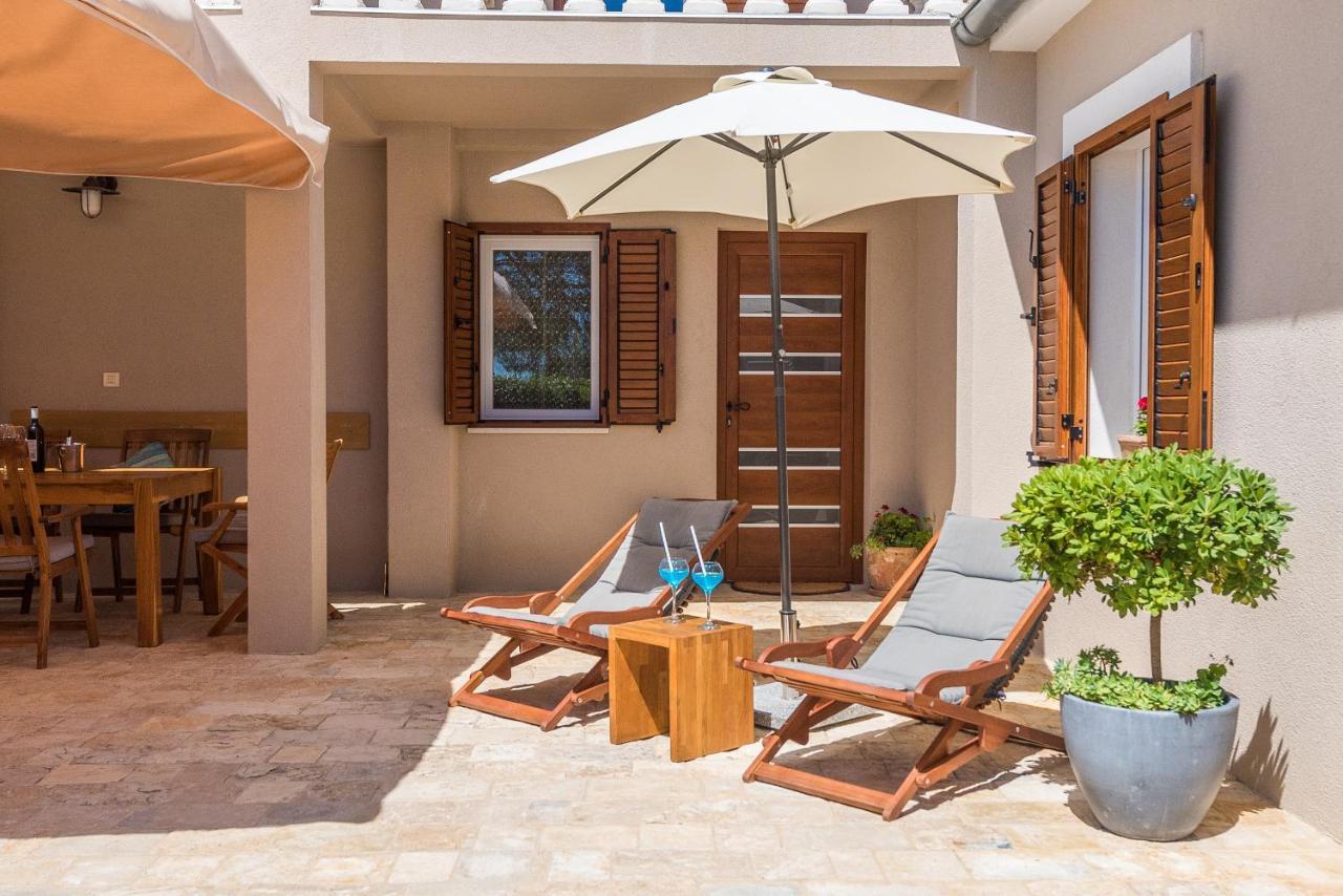 Holiday Home Lukica Привлака Екстер'єр фото