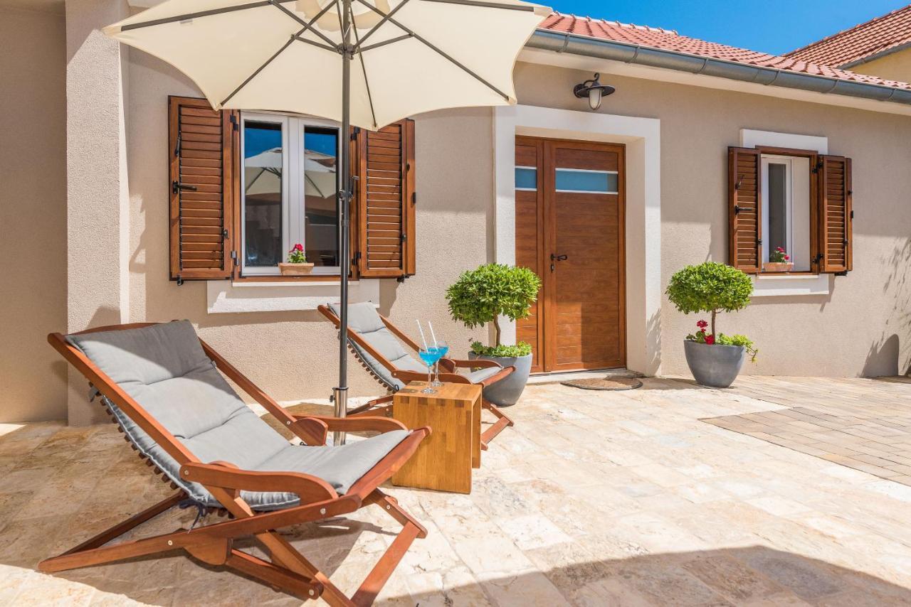 Holiday Home Lukica Привлака Екстер'єр фото