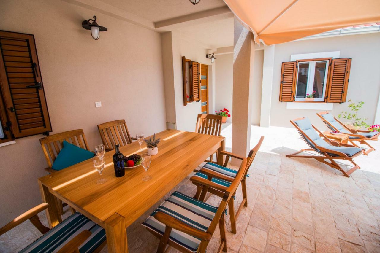 Holiday Home Lukica Привлака Екстер'єр фото